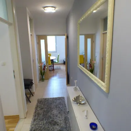 Sunny Lux Daire Makarska